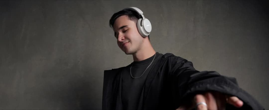 An expert review of 2025’s top noise-canceling headphones from Sony, Bose, Sennheiser, and Apple, analyzed for the savvy US voyager.