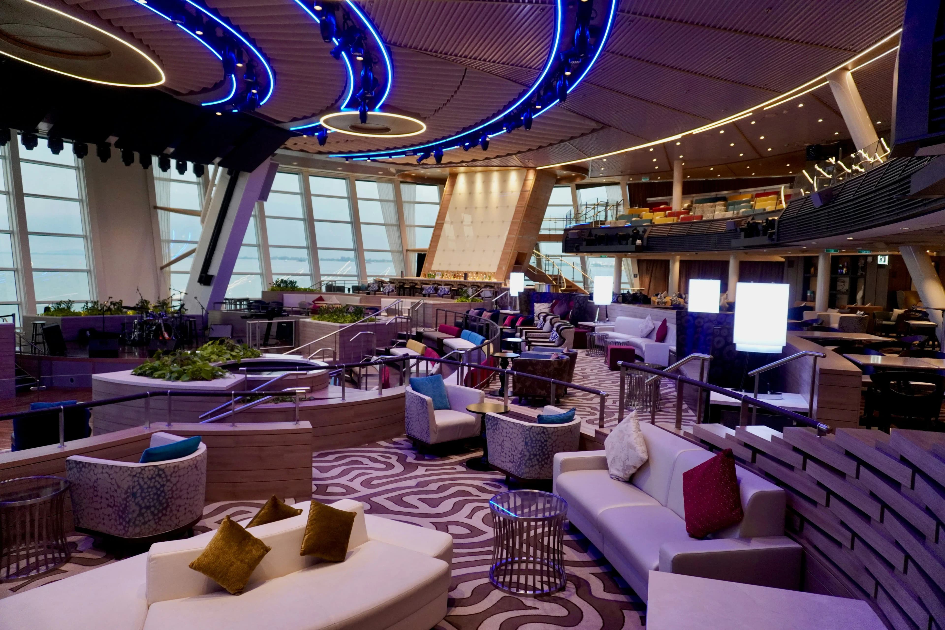 Comfortable airport lounge seating area – symbolizing top credit cards for airport lounge access in 2025