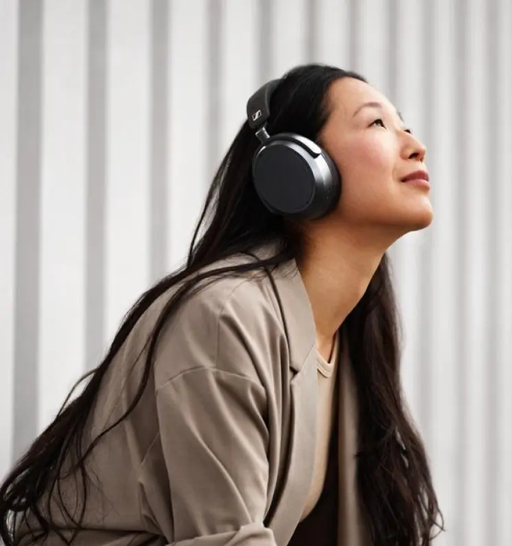 Sennheiser Momentum 4 showing its long battery life concept